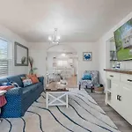 Beach Bungalow - 1 Block To Beach - Pets Welcome!