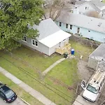 Beach Bungalow - 1 Block To Beach - Pets Welcome!