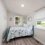 Beach Bungalow - 1 Block To Beach - Pets Welcome!