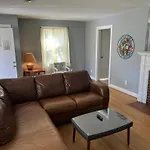 Tri-Level Home - 5 Bedroom 2 Ba - Extended Stays, Wi-Fi Home