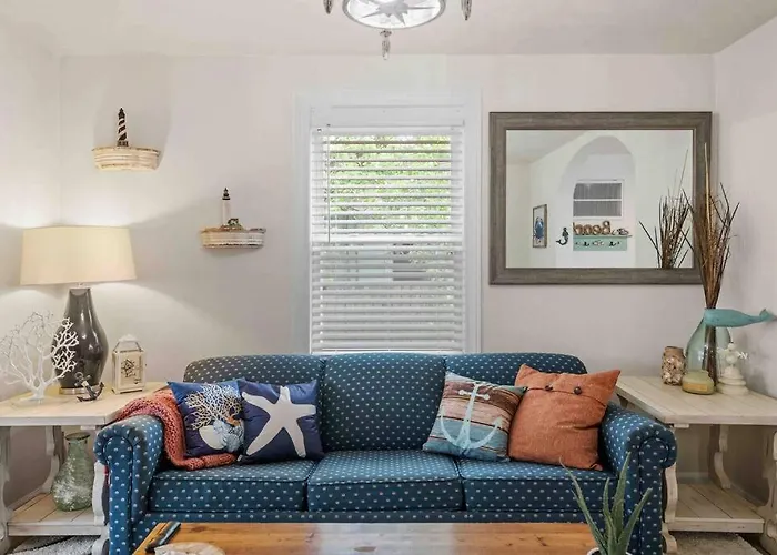 Beach Bungalow - 1 Block To Beach - Pets Welcome!