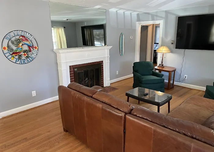 Tri-Level Home - 5 Bedroom 2 Ba - Extended Stays, Wi-Fi Home
