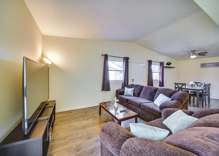 Norfolk Vacation Rental Patio, 3 Mi To Beaches!