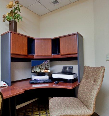 Candlewood Airport By Ihg Hotel