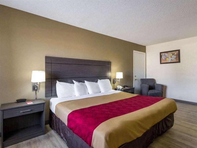 Econo Little Creek Lodge *