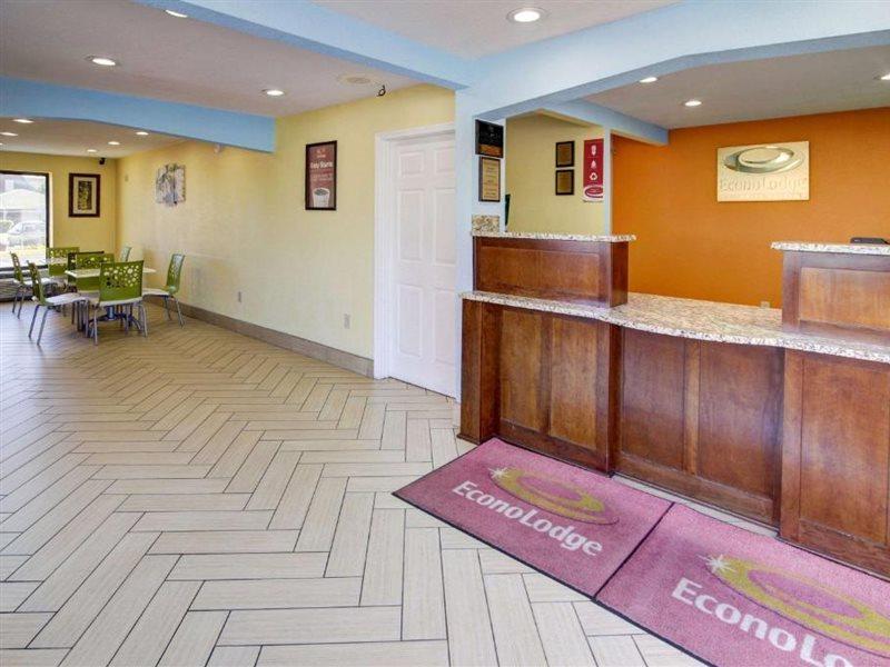 Lodge Econo At Military Circle
