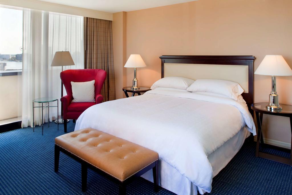 Sheraton Waterside Hotel 4*