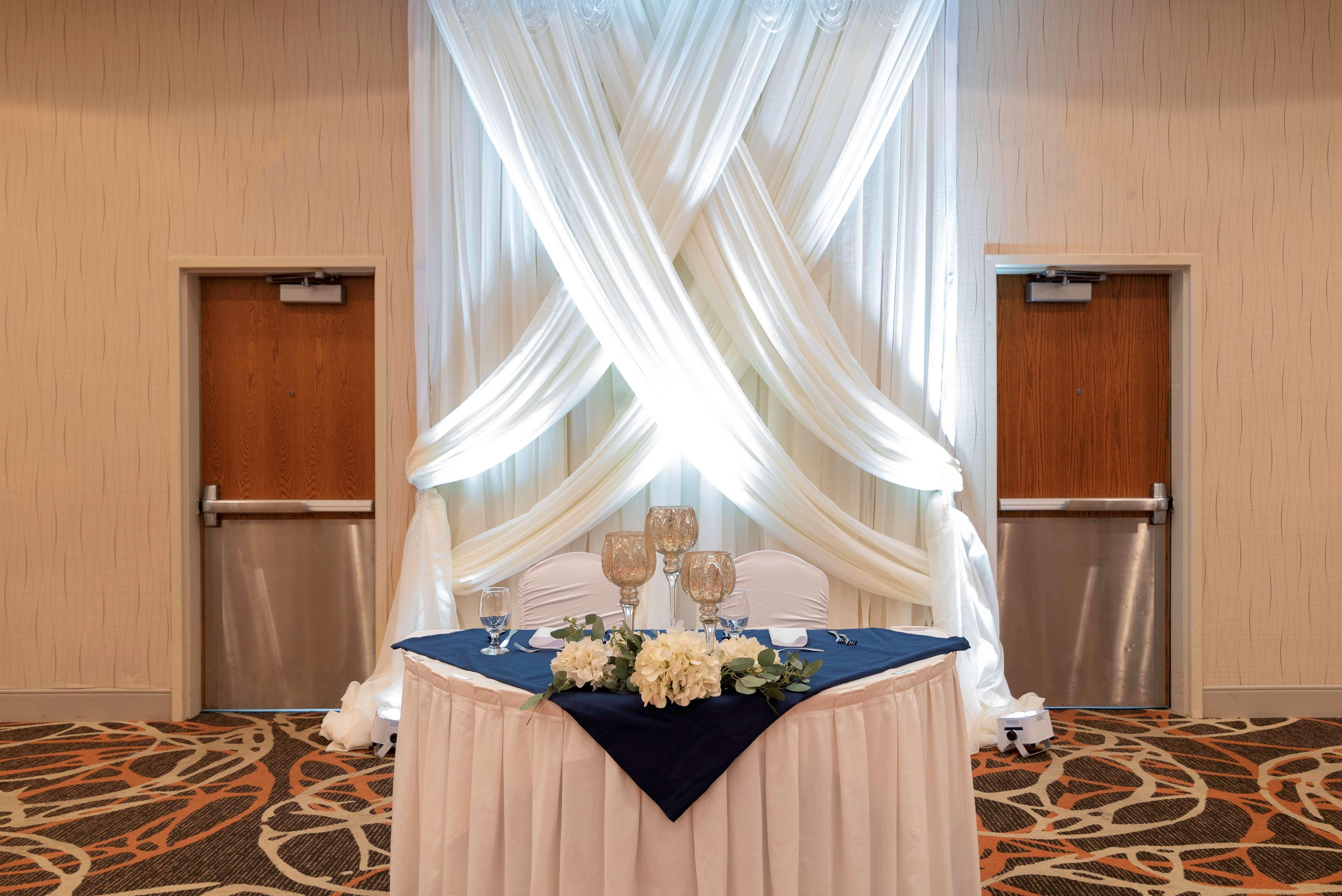 Doubletree By Hilton Airport