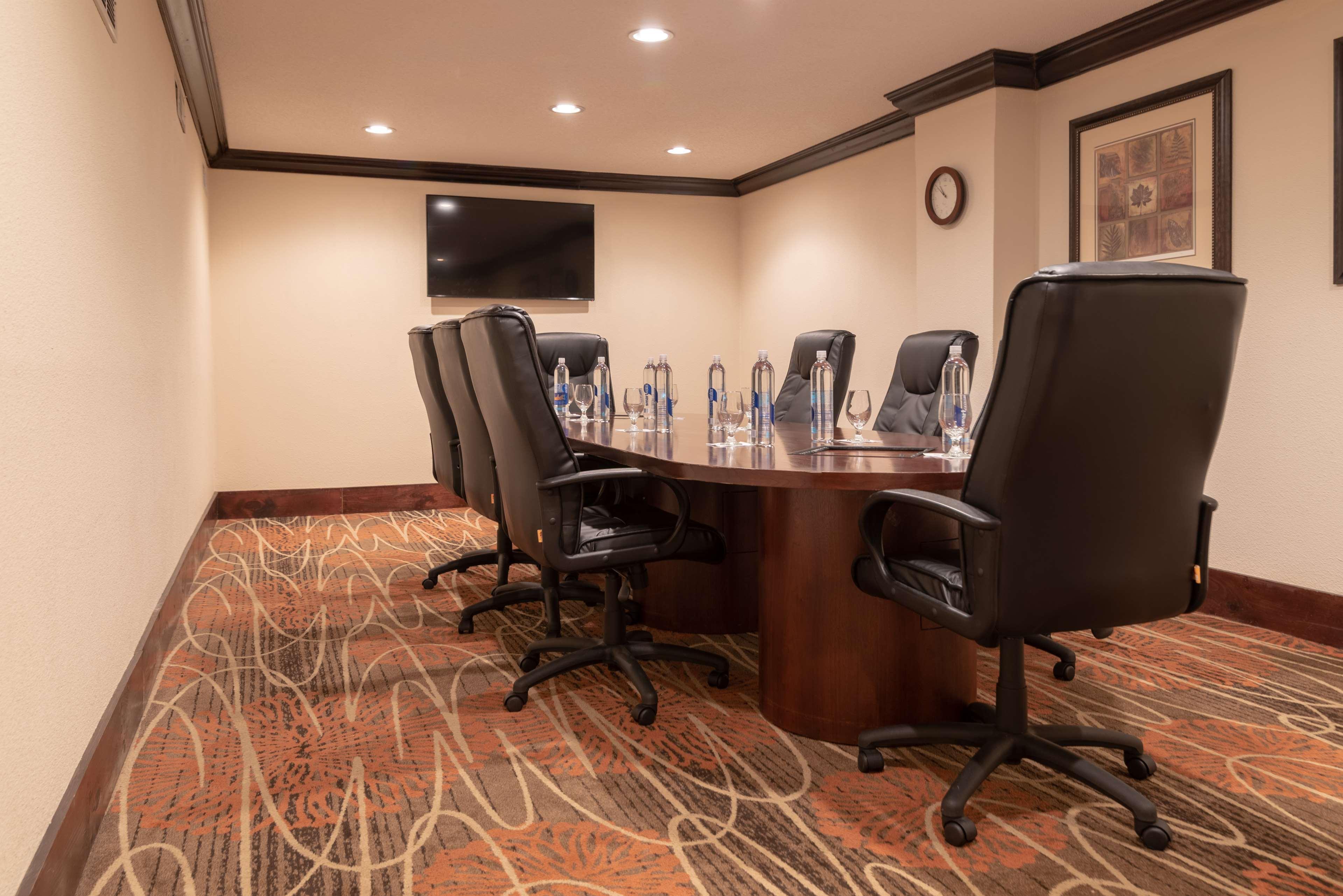 Doubletree By Hilton Airport 4*