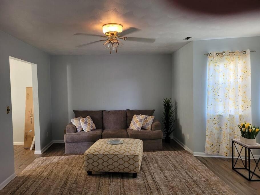 Cheerful 5 Bedroom House Centreally Located . *