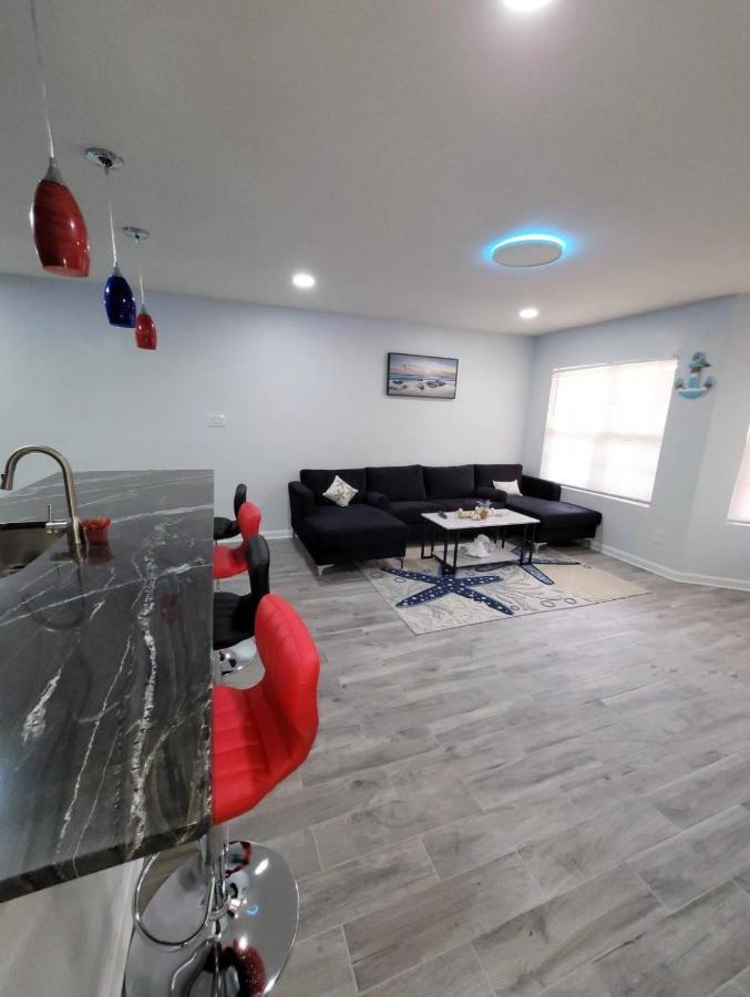 Penthouse On Private Beach Very Quit And Peaceful Near The Pier Newly Remodeled. Apartamento *