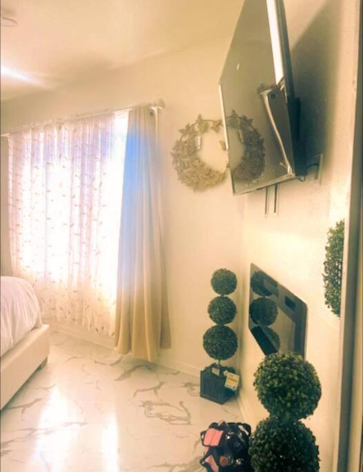 Beautiful Queen Luxury Near Downtown Apartment