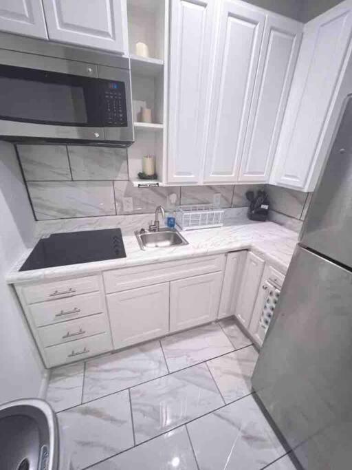 Beautiful Queen Luxury Near Downtown Apartment