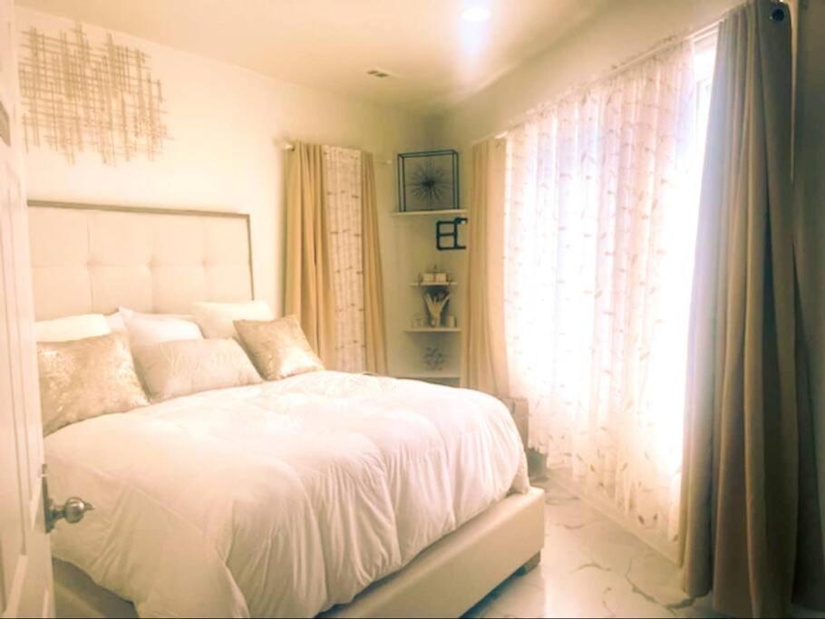 Beautiful Queen Luxury Near Downtown Apartment