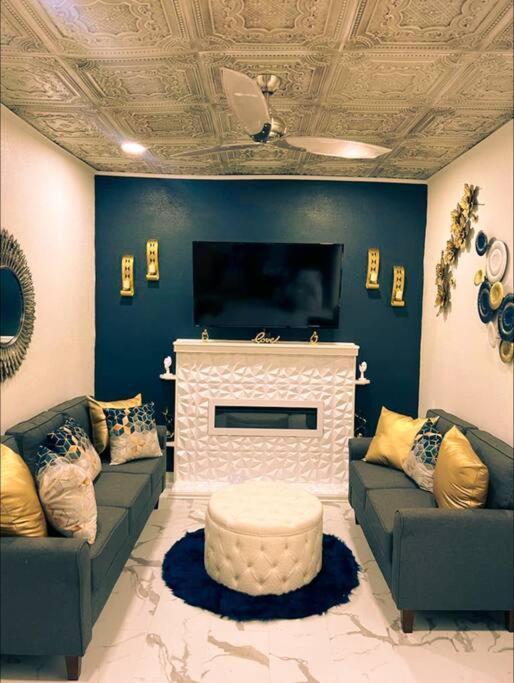 Beautiful Queen Luxury Near Downtown Apartment