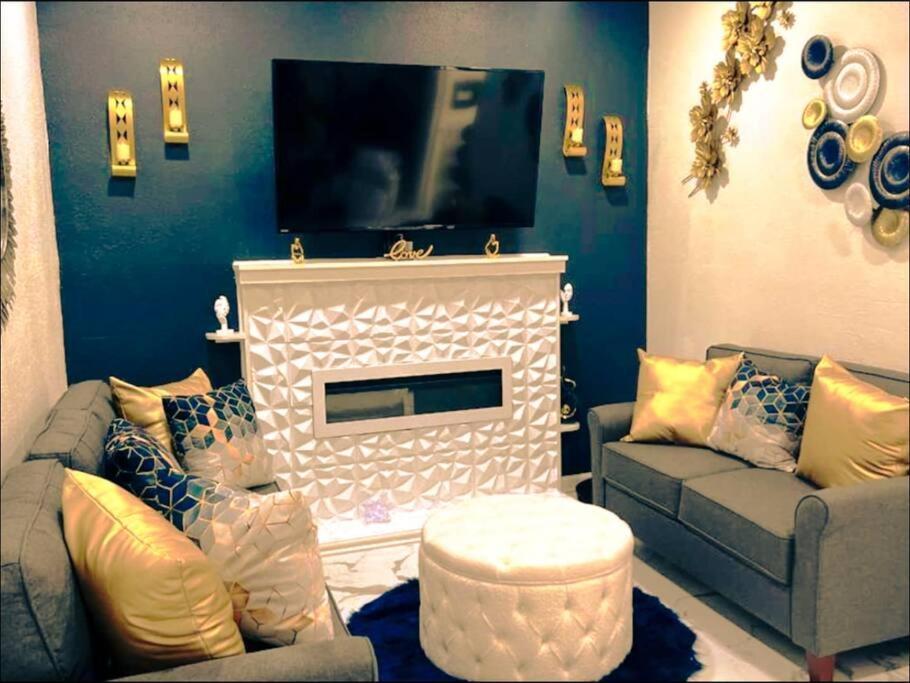 Beautiful Queen Luxury Near Downtown Apartment *