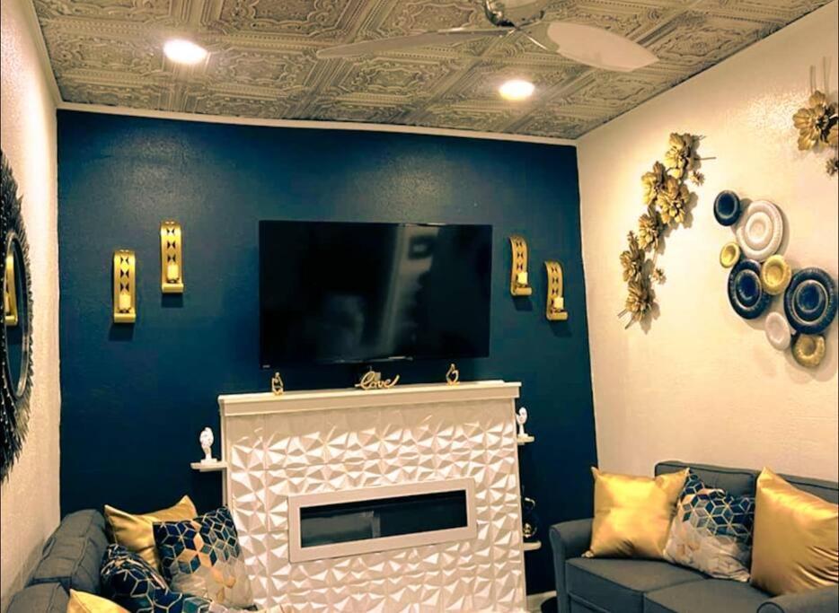 Beautiful Queen Luxury Near Downtown Apartment