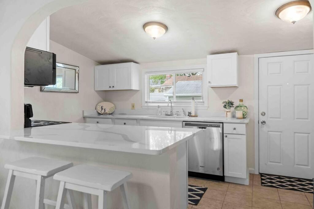 Holiday home - 1 Block To - Pets Welcome! *