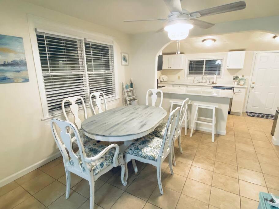 Holiday home - 1 Block To - Pets Welcome! *