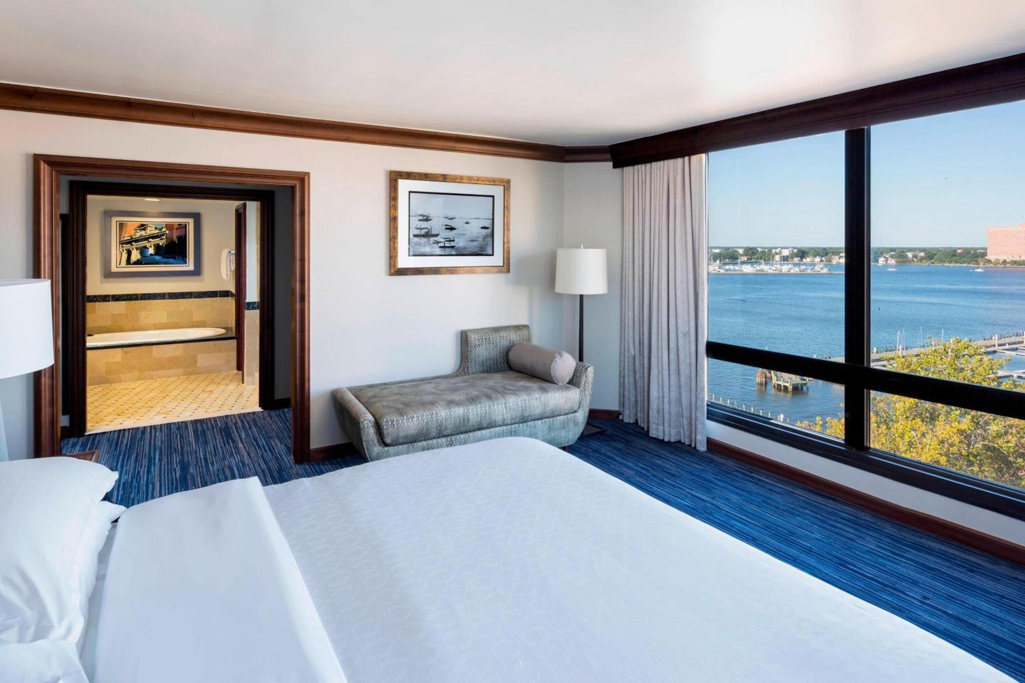 Sheraton Waterside Hotel 4*