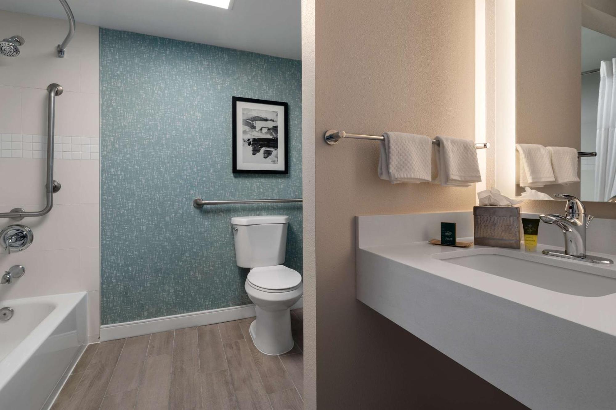 Hotel Doubletree By Hilton Airport 4*