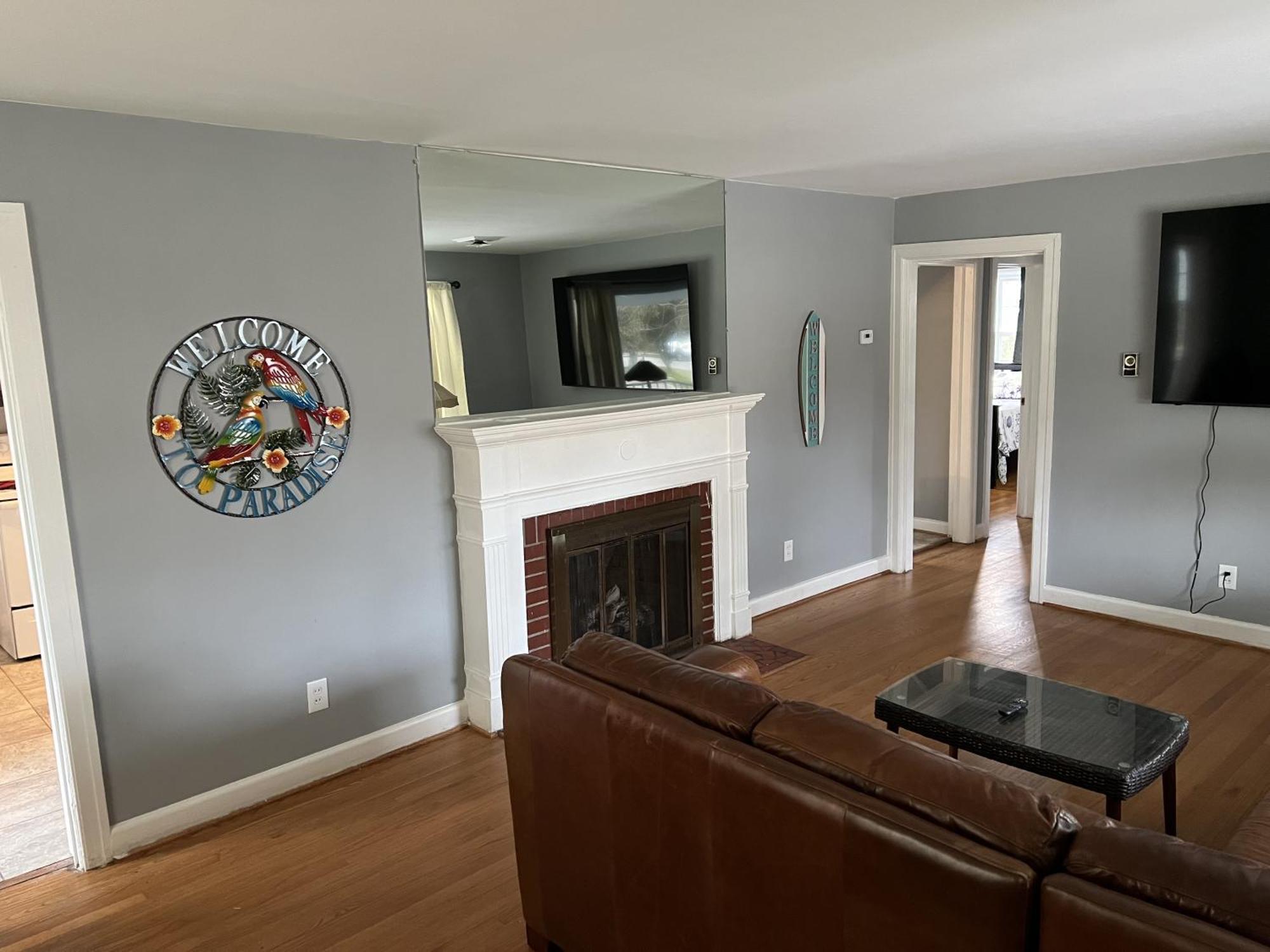 Tri-level - 5 Bedroom 2 Ba - Extended Stays, Wi-fi *