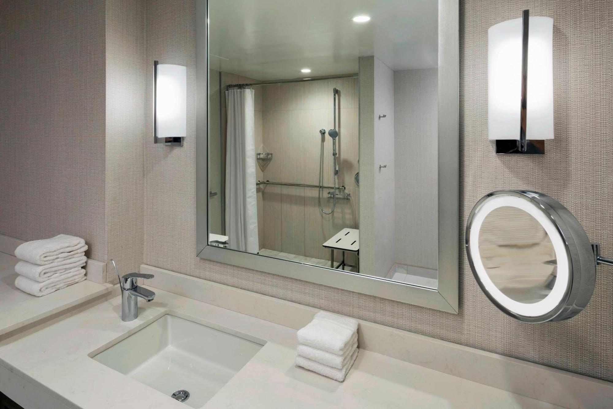Sheraton Waterside 4*