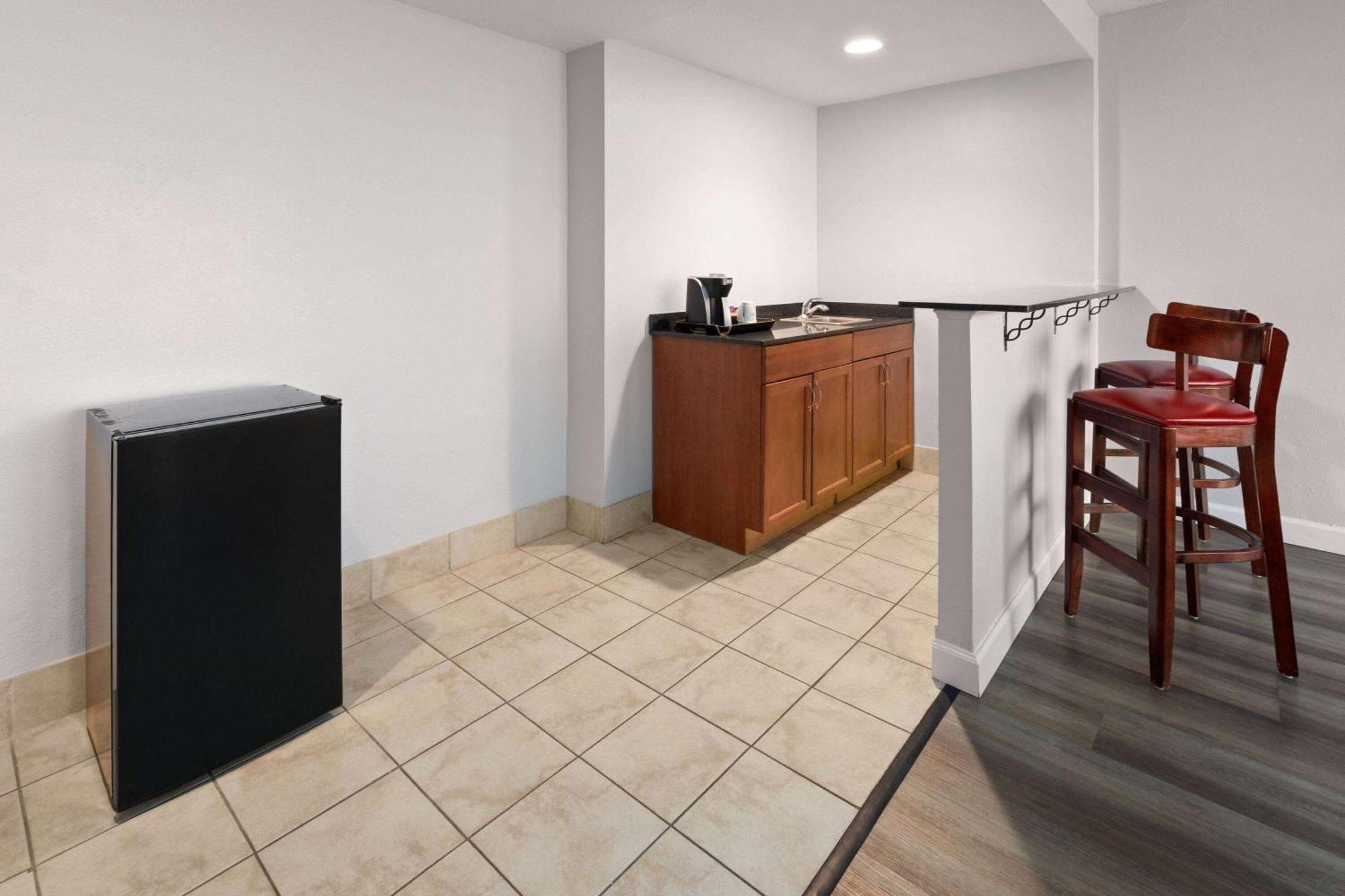Wyndham Garden Downtown 3*