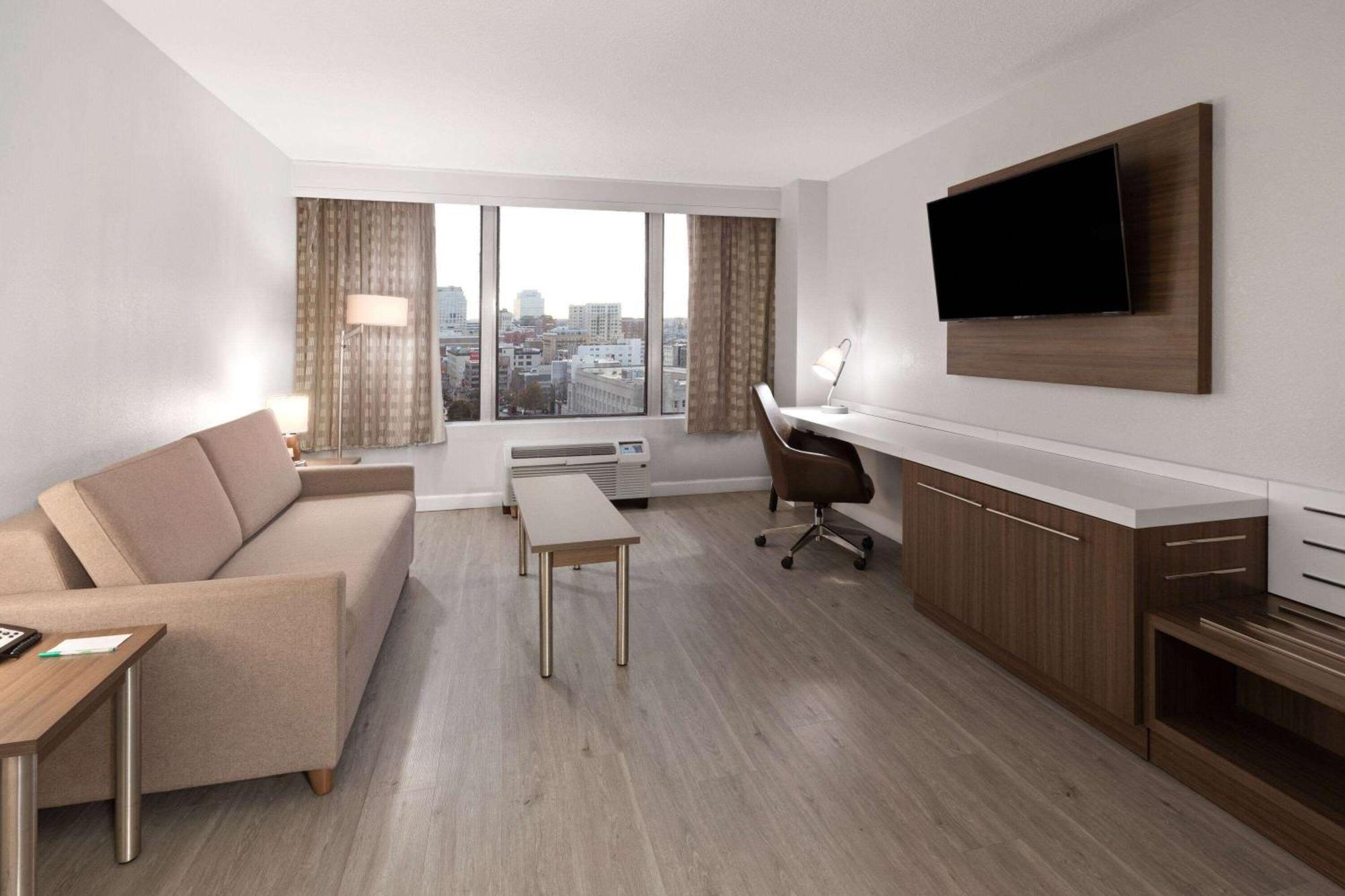 Hotel Wyndham Garden Downtown