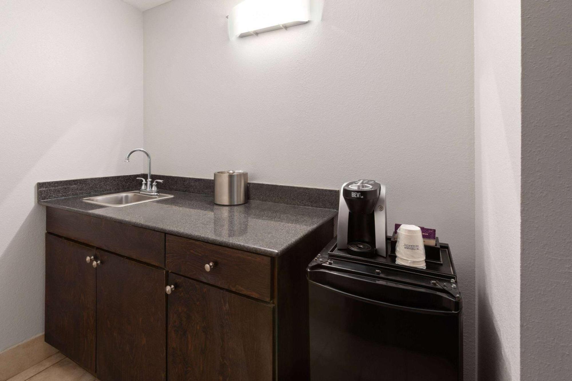 Wyndham Garden Downtown 3*