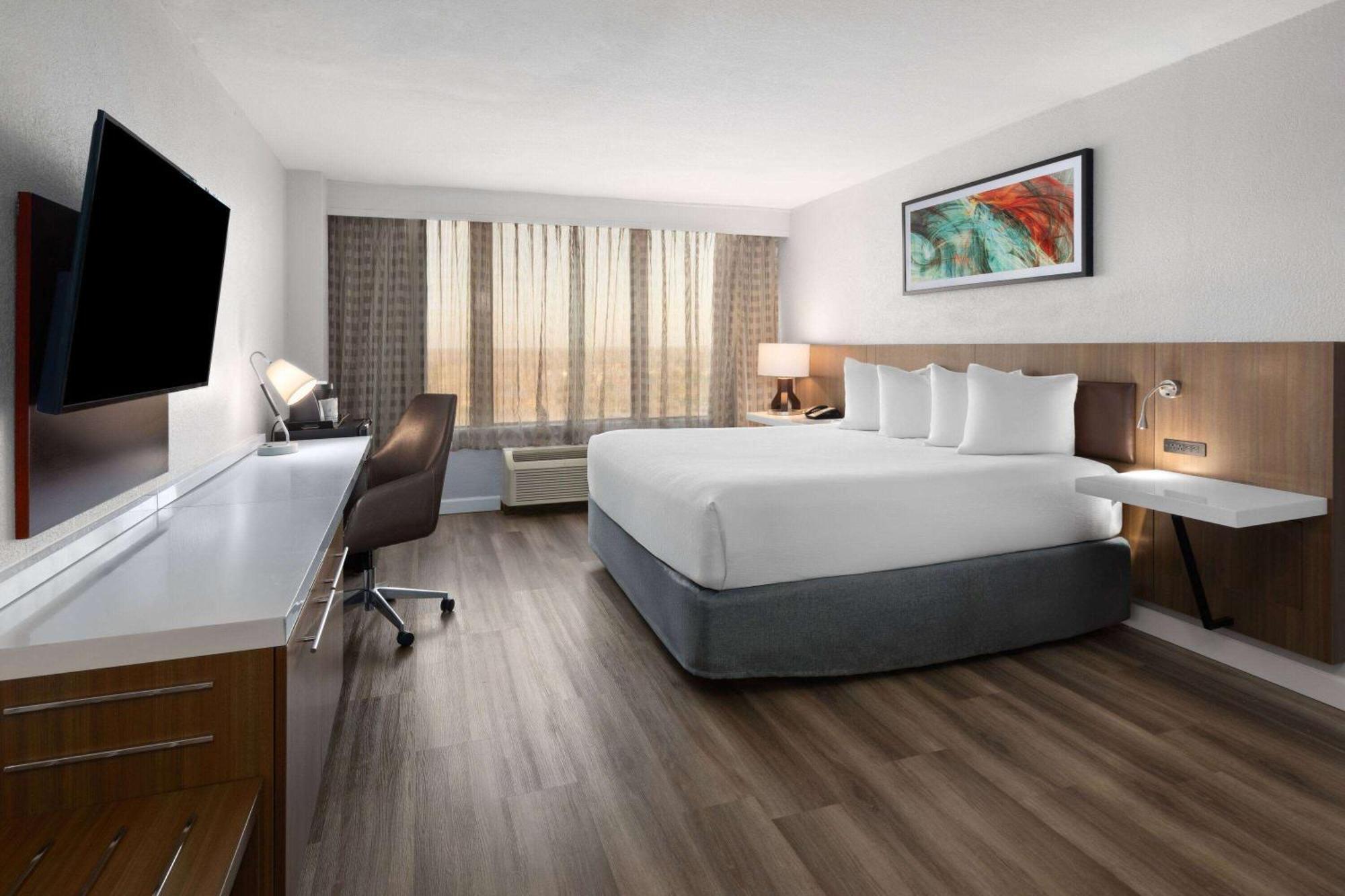 Wyndham Garden Downtown 3*