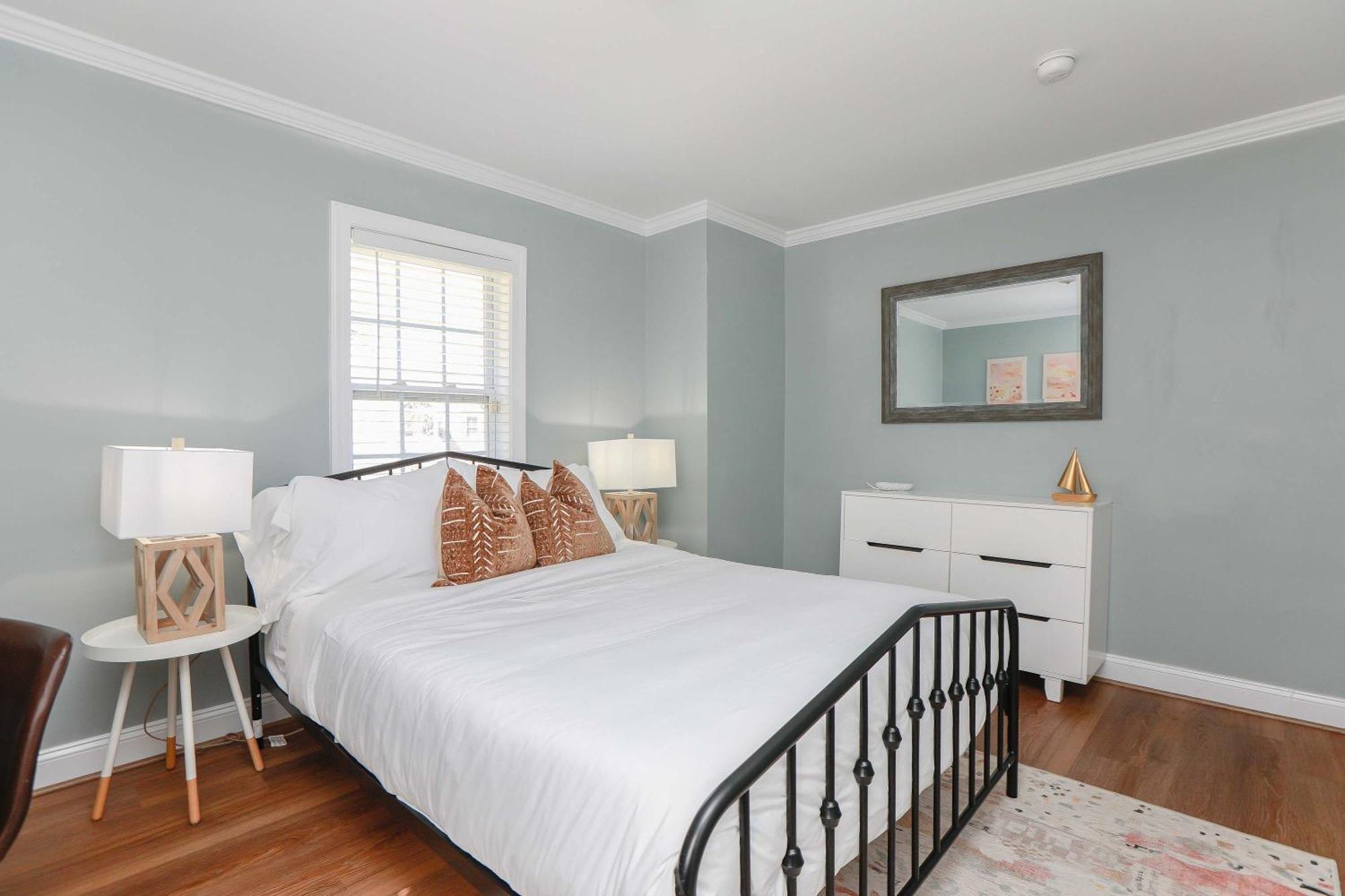 Sojourn Spacious Family Retreat With Fenced Backyard *