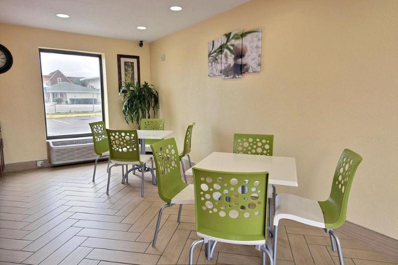 Econo At Military Circle * Norfolk
