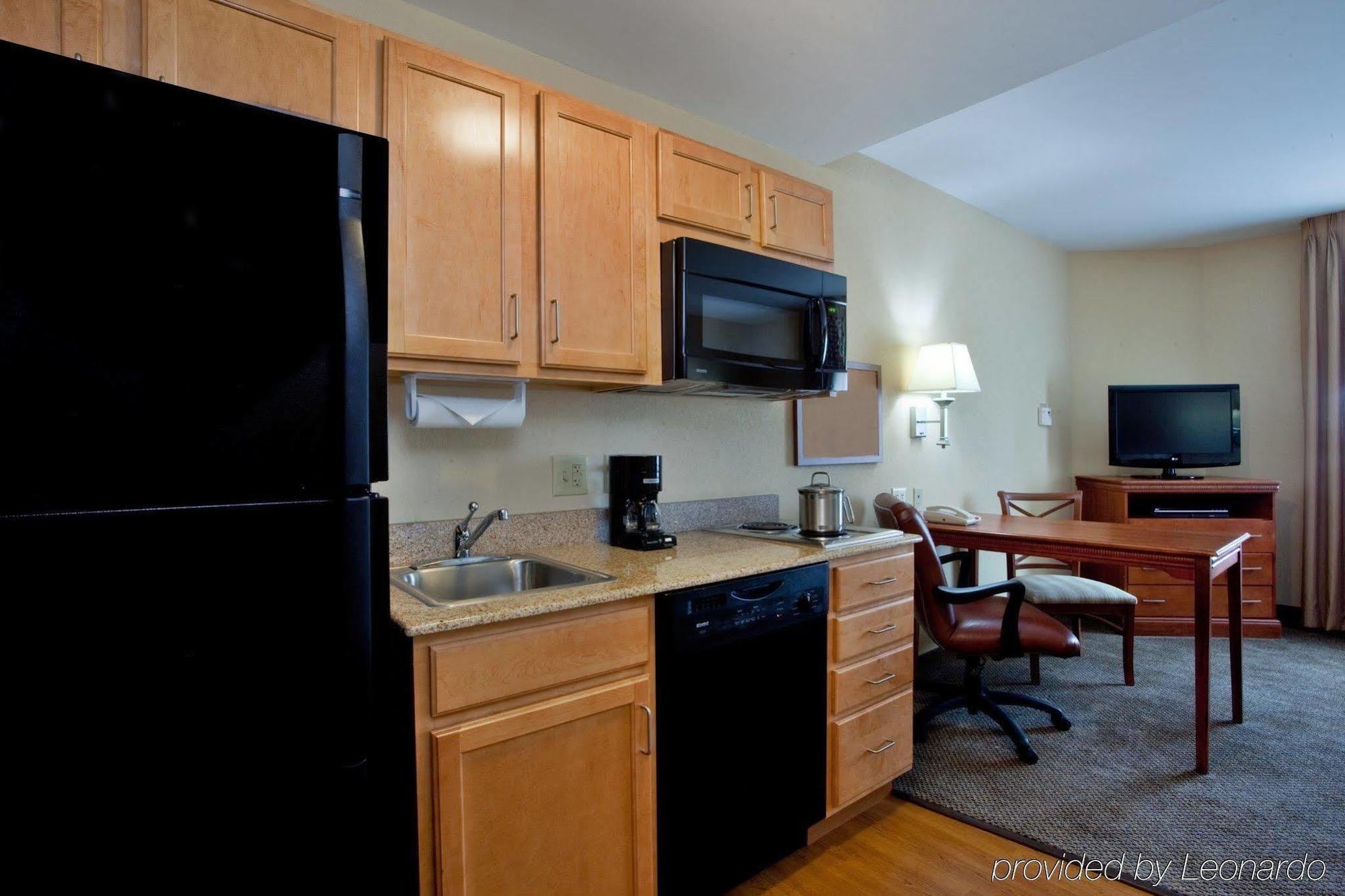 Candlewood Airport By Ihg Hotel