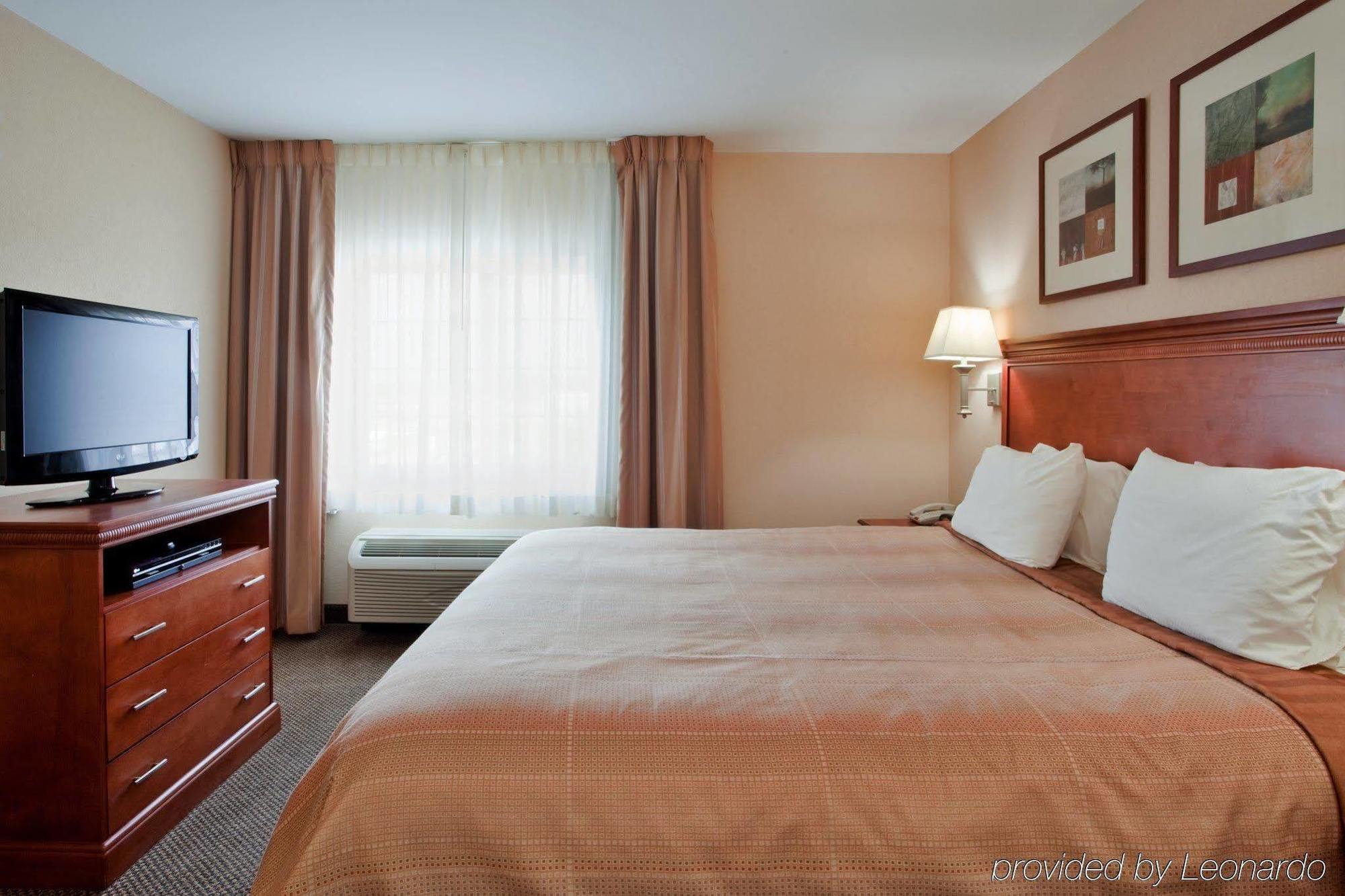 Hotel Candlewood Airport By Ihg