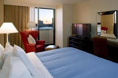 Sheraton Waterside Hotel 4*