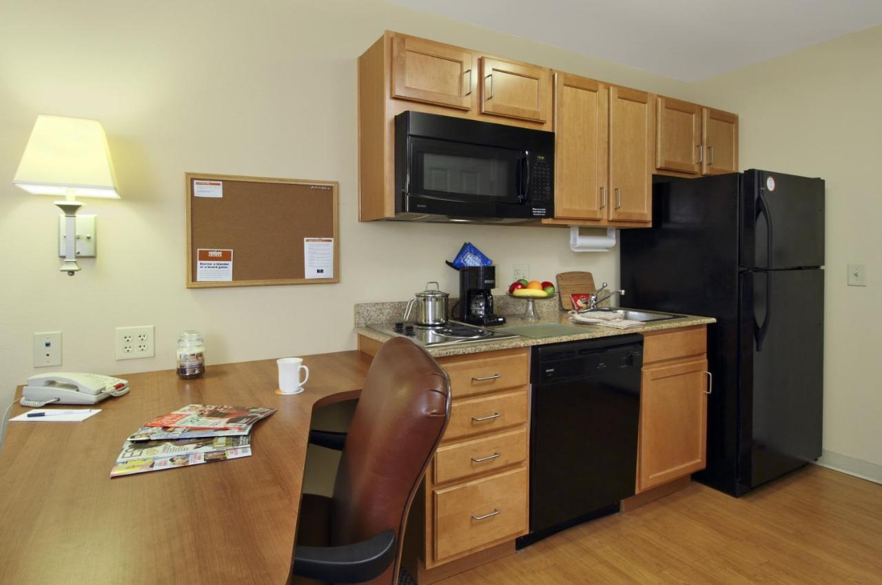 Candlewood Airport By Ihg Hotel
