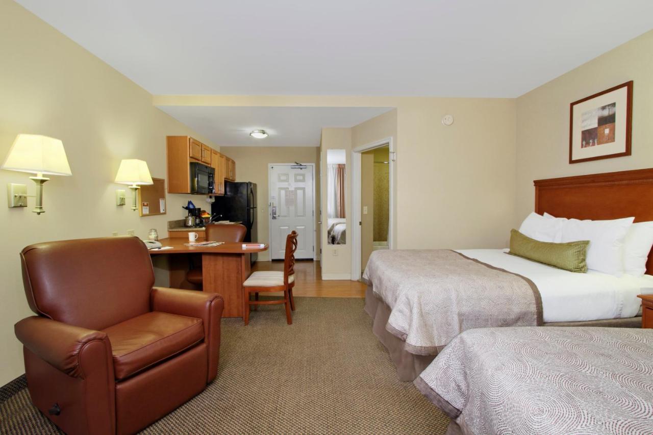 Candlewood Airport By Ihg 3*