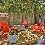 Classic Chesapeake Beachside Cottage With Porch!