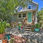 Classic Chesapeake Beachside Cottage With Porch!