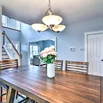 Inviting Norfolk Family Retreat 1 Block To Beach!