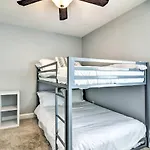 Inviting Norfolk Family Retreat 1 Block To Beach!