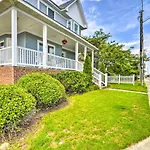 Inviting Norfolk Family Retreat 1 Block To Beach!