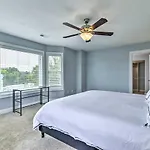 Inviting Norfolk Family Retreat 1 Block To Beach!