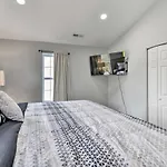 Bright Norfolk Home With Deck Less Than 3 Mi To Town!