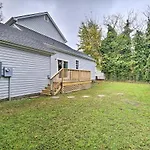 Bright Norfolk Home With Deck Less Than 3 Mi To Town!