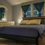 Historic Coastal Haven- Pet Friendly Fast Wi-Fi