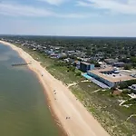 Best Western Plus Holiday Sands Inn & Suites
