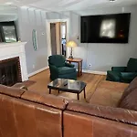 Tri-Level Home - 5 Bedroom 2 Ba - Extended Stays, Wi-Fi Home