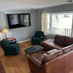 Tri-Level Home - 5 Bedroom 2 Ba - Extended Stays, Wi-Fi Home